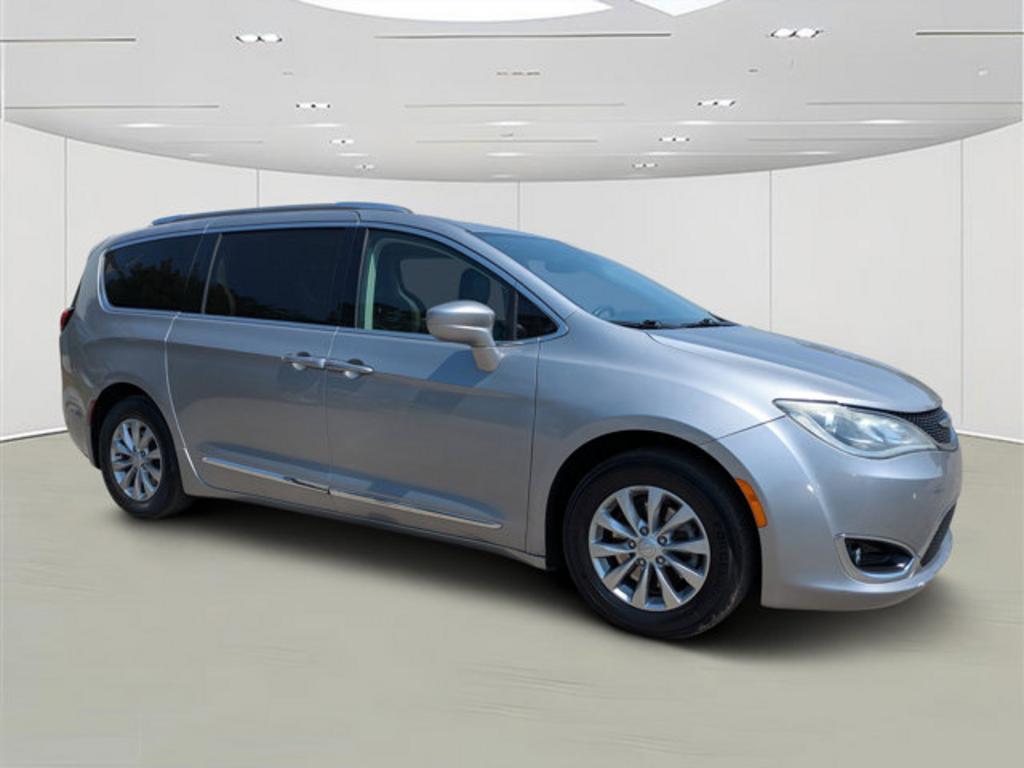 2019 Chrysler Pacifica Touring L's photo